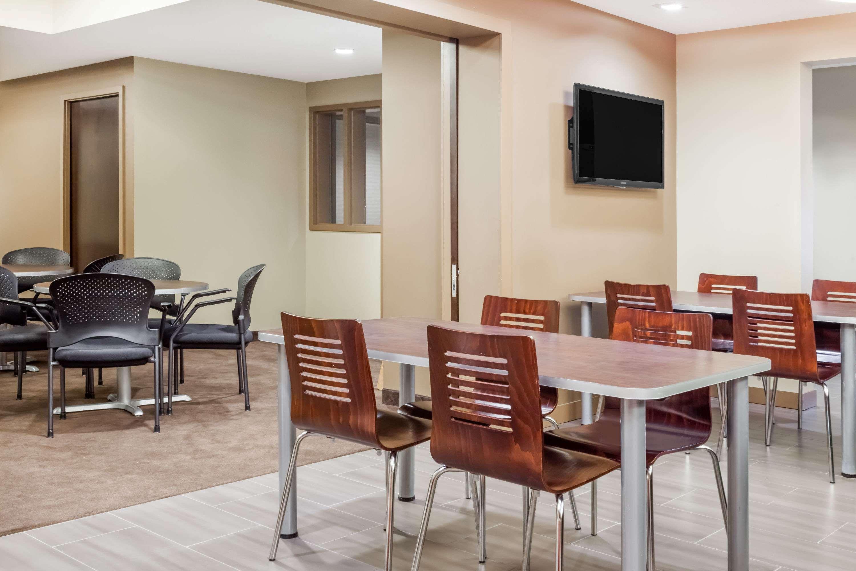 Microtel Inn & Suites By Wyndham Estevan Exterior foto