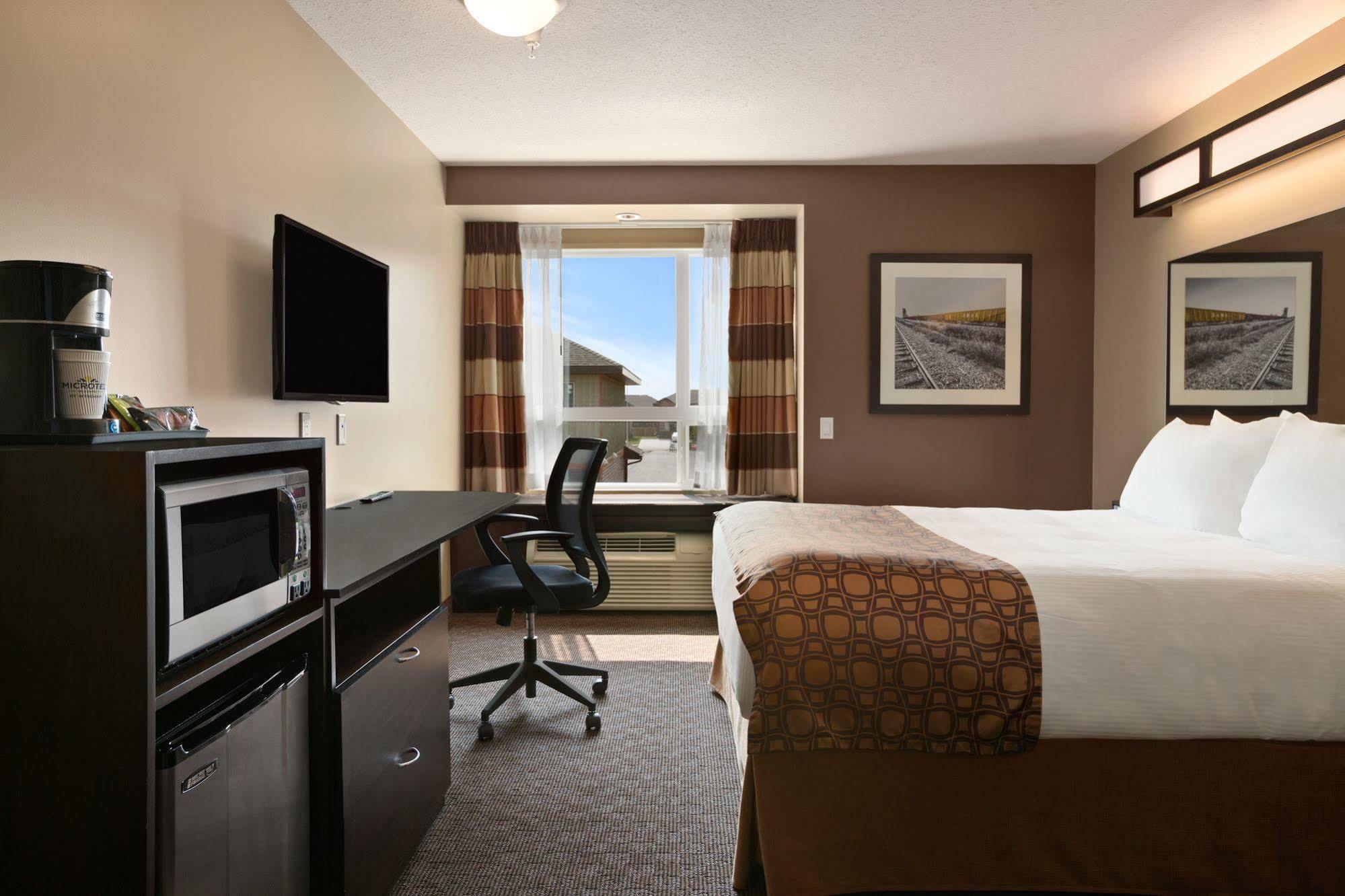 Microtel Inn & Suites By Wyndham Estevan Exterior foto
