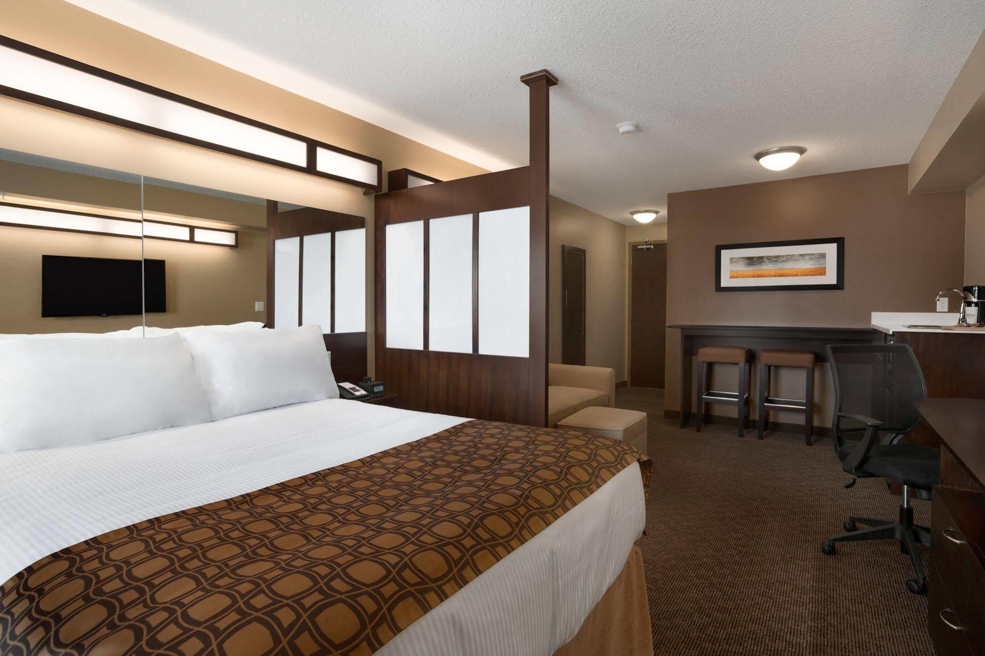 Microtel Inn & Suites By Wyndham Estevan Exterior foto