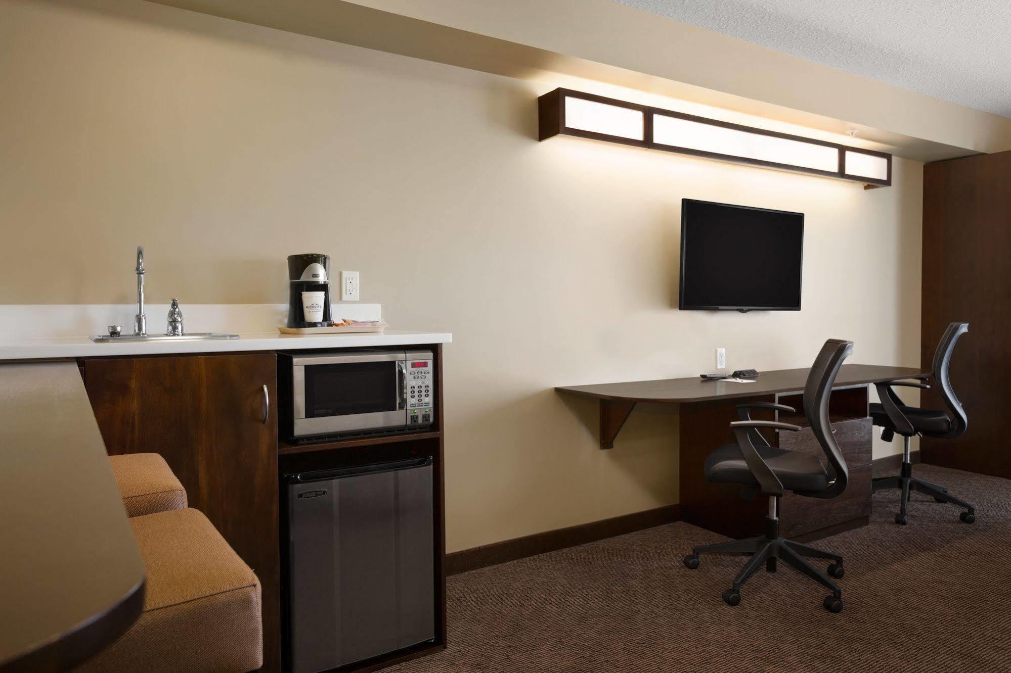 Microtel Inn & Suites By Wyndham Estevan Exterior foto